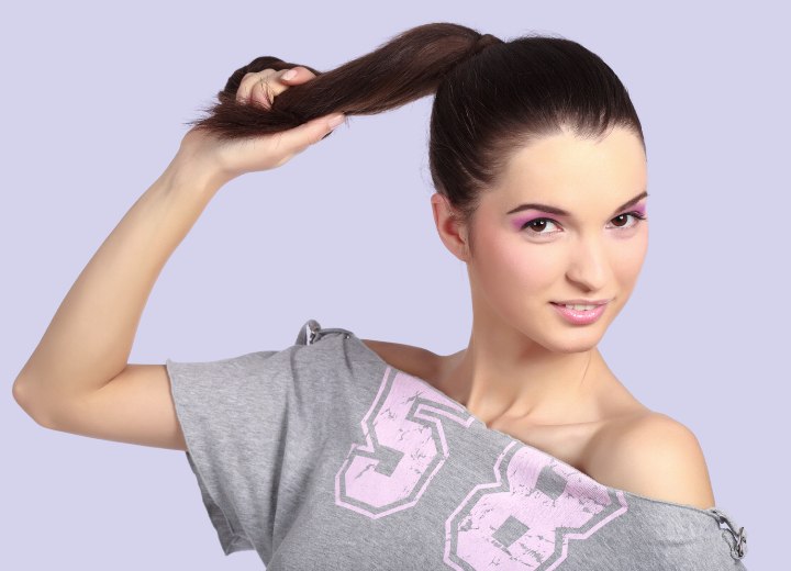 Femme avec les cheveux en queue de cheval haute