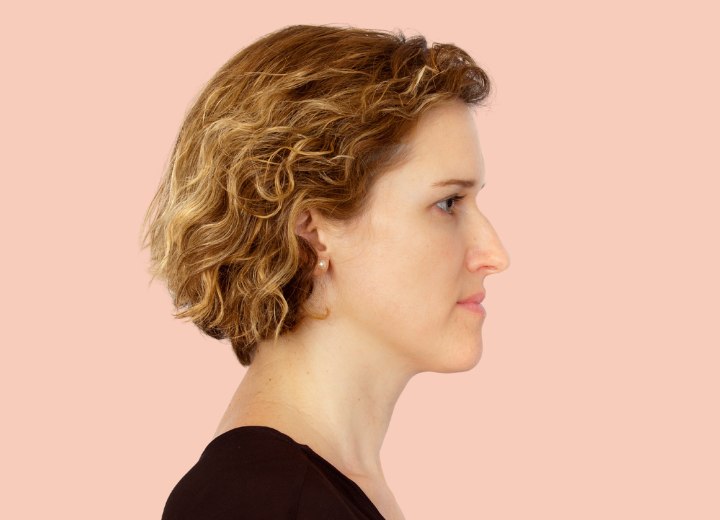 Cheveux avec de la casse après une permanent