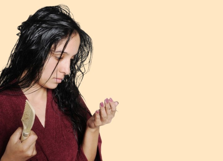 Femme aux cheveux longs souffrant de perte de cheveux