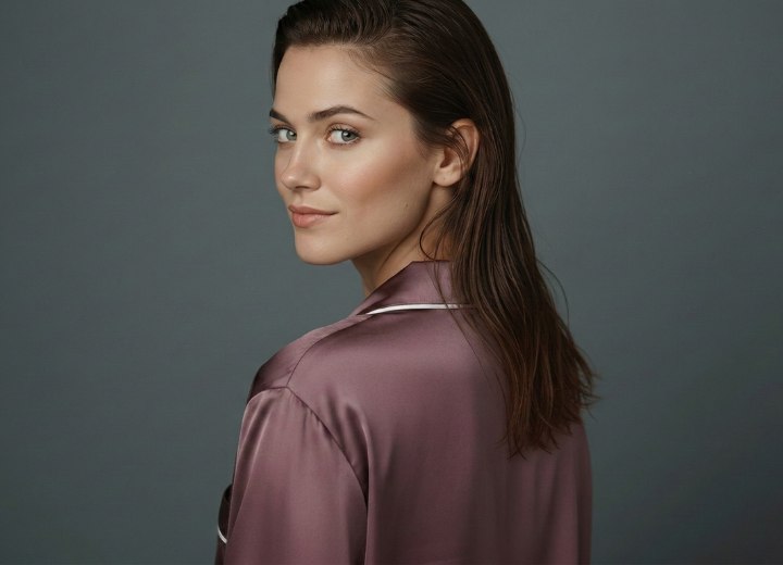 Femme aux longs cheveux mouill&eacute;s portant un pyjama en soie