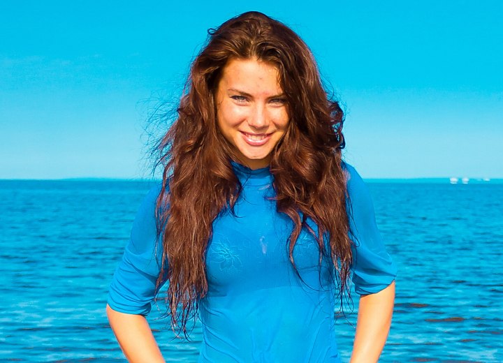 Femme avec des extensions capillaires, à la plage