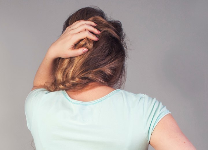 Femme avec des extensions de cheveux problématiques