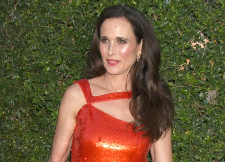 Les longs cheveux de Andie MacDowell