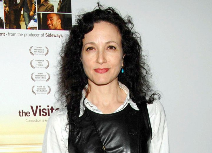 Bebe Neuwirth avec les cheveux longs