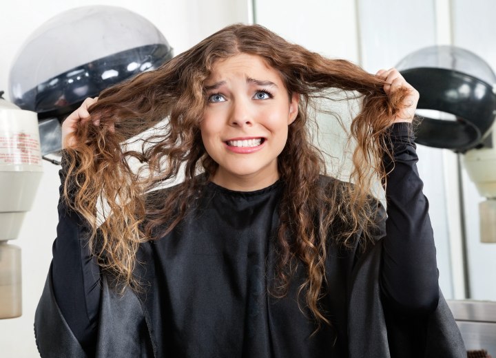 Fille avec des cheveux longs, juste avant un changement radical de longueur de cheveux