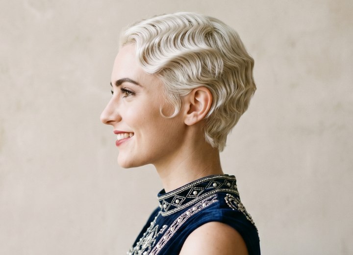 Cheveux courts d'un blond platine décoloré dans les années 1920