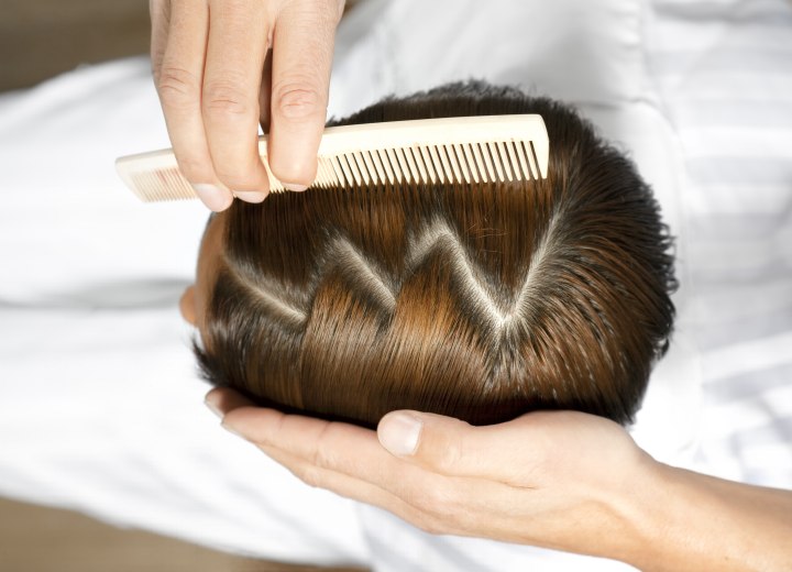 Cheveux coiffés avec une séparation en zigzag