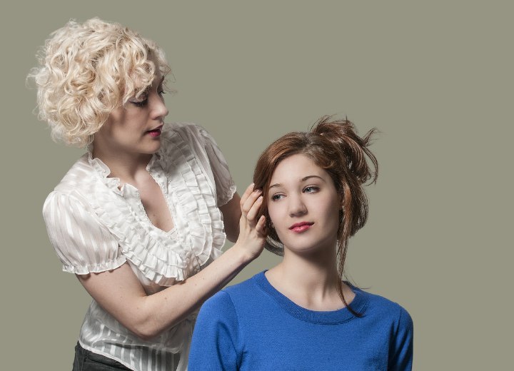 Coiffeuse réalisant une coiffure de mariage