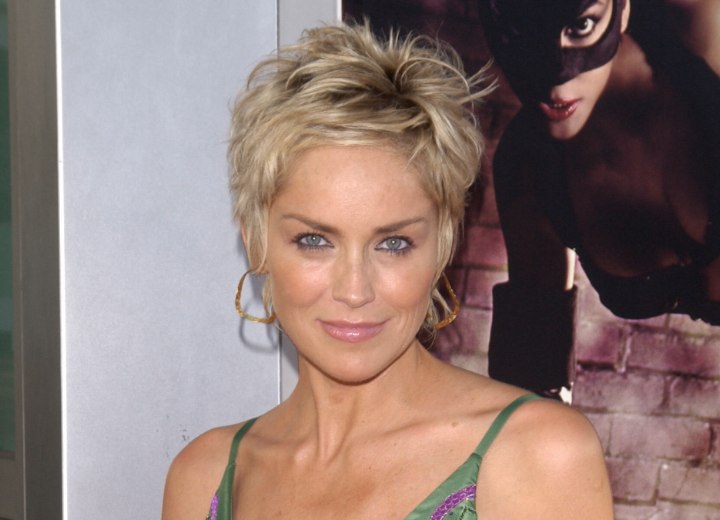 La coupe courte de Sharon Stone