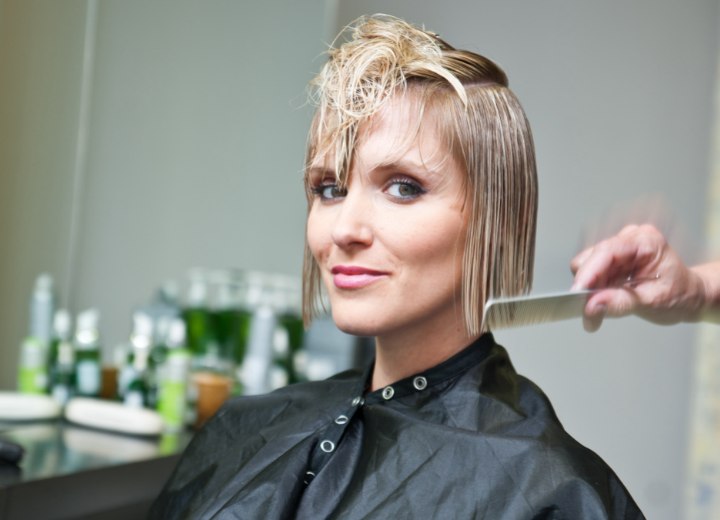 Femme prête à donner carte blanche au coiffeur