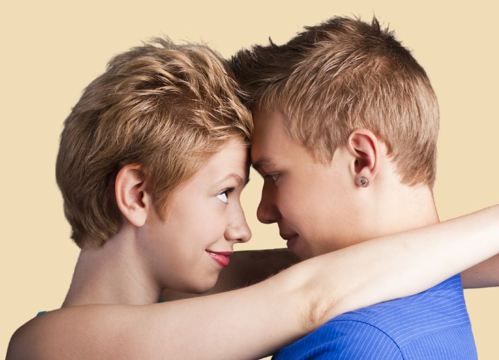 Homme et femme avec presque la même coupe de cheveux court