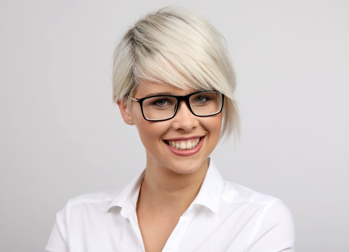 Look professionnel avec des cheveux courts, un chemisier blanc et des lunettes pour les femmes