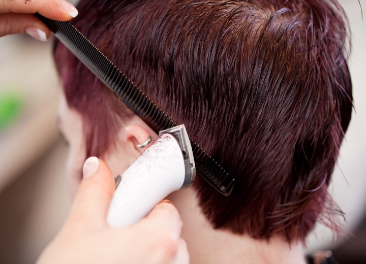 Coupe de cheveux aux tondeuse sur peigne