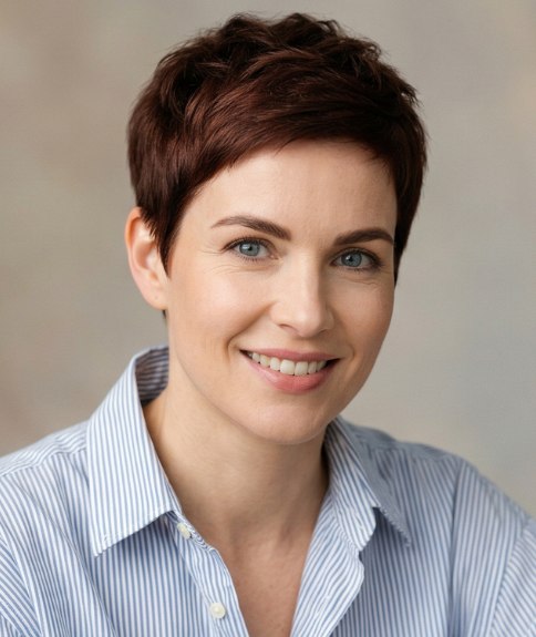 Coiffure courte amusante et facile avec une chemise oversize