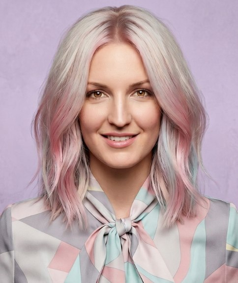 Cheveux longs sous les &eacute;paules aux couleurs pastel