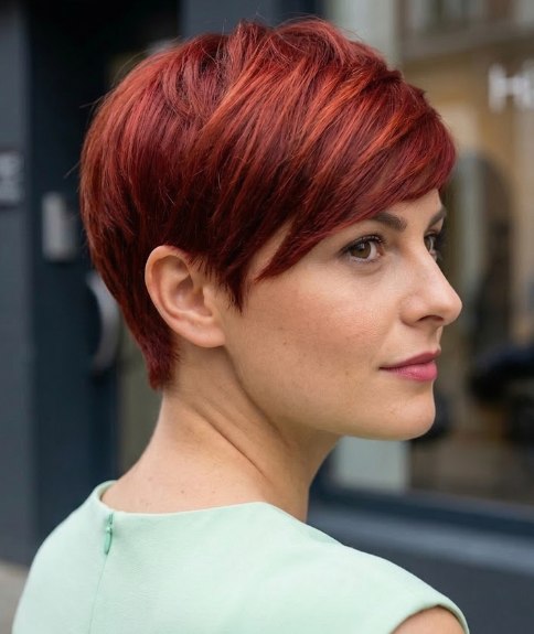 Style estival avec cheveux courts roux