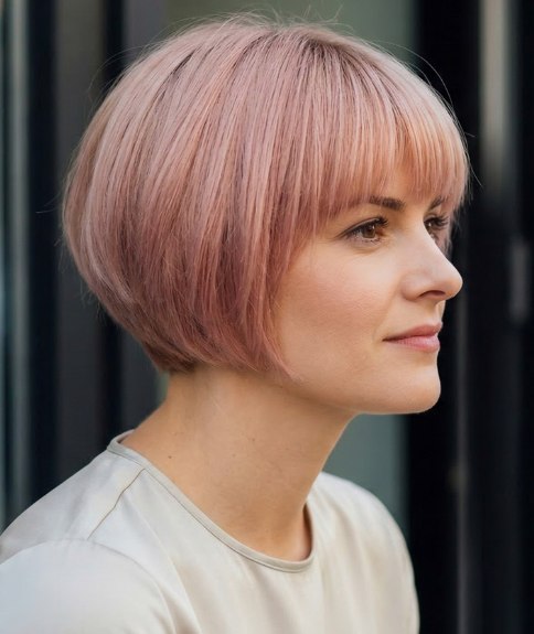 Coupe au carr&eacute; jeune avec coloration rose