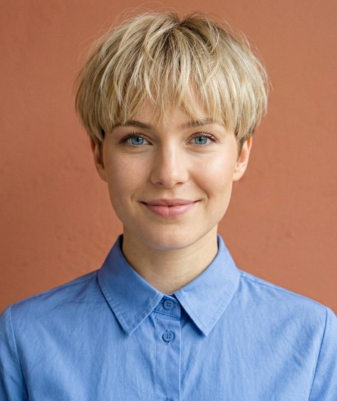 Femme avec une coupe pixie blonde, apr&egrave;s sa transformation