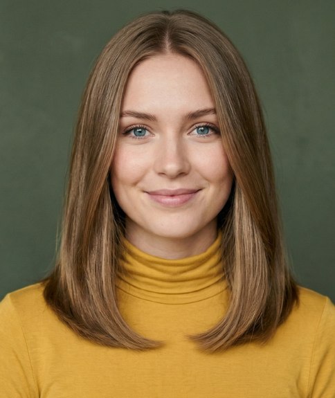 Femme avec des cheveux brillants sous les &eacute;paules, avant de les couper