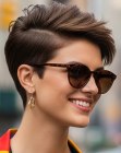 Coupe pixie avec côtés très courts