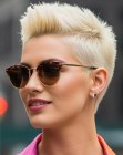 Coupe pixie blond platine
