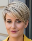 Coupe pixie féminine avec longue frange