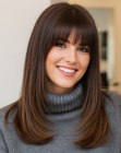 Cheveux longs et soyeux châtain foncé