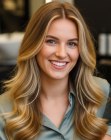 Cheveux longs blond miel avec des ondulations