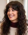 Cheveux longs châtain bouclés