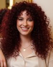 Cheveux longs rouge foncé bouclés