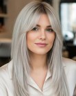 Cheveux longs et lisses blond platine