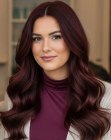 Cheveux longs rouge foncé avec des ondulations