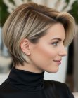 Cheveux courts blonds avec raie sur le côté