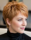 Coupe pixie blond fraise