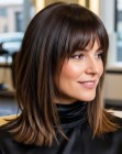 Cheveux longs avec frange, tombant sous les épaules