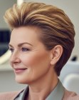 Pixie coiffée vers l’arrière pour femmes âgées
