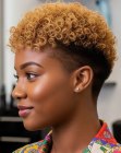 Coupe courte pour cheveux naturellement bouclés