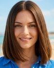 Coiffure de plage avec des cheveux lisses