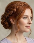 Chignon avec une couronne tress&eacute;e
