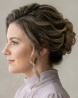 Chignon avec des boucles souples