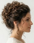 Chignon avec des boucles volumineuses