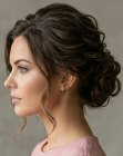 Cheveux coiff&eacute;s en chignon