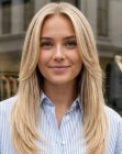 Cheveux blonds lisses avec une raie au milieu