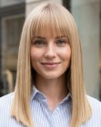 Cheveux longs blonds avec une frange