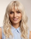 Coiffure longue blonde avec ondulations