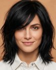 Cheveux noirs mi-longs avec une frange 