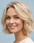 Carr&eacute; blond avec des ondulations douces