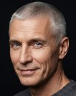 Coupe ras&eacute;e pour hommes aux cheveux gris