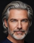 Style masculin pour cheveux gris mi-longs