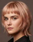 Carr&eacute; pour des cheveux rose dor&eacute;